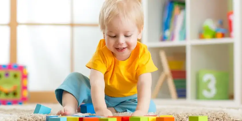 Bebé gateando durante una actividad de estimulación motriz