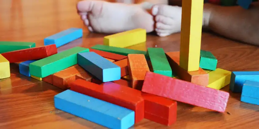 Bloques de madera de colores, material típico Montessori