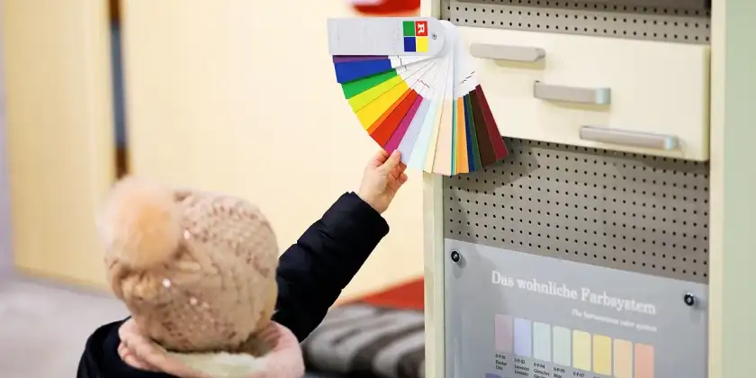 Pinturas de colores usadas en un aula Reggio Emilia