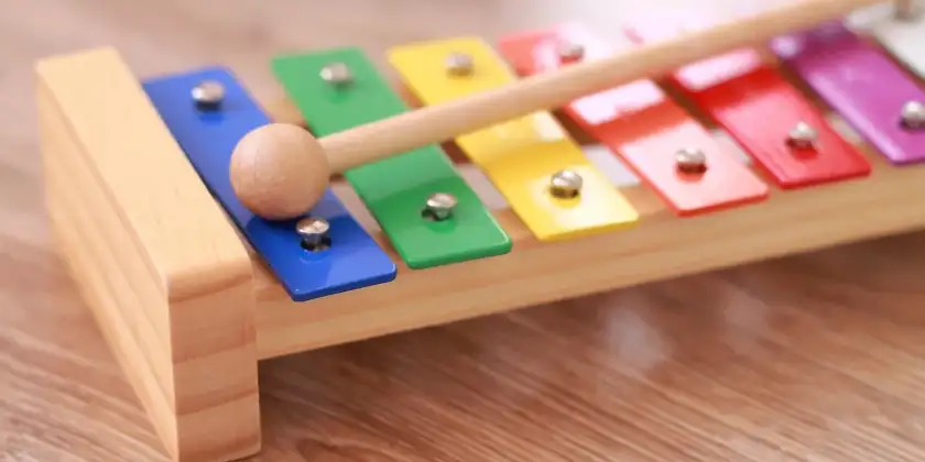 Instrumentos musicales sencillos para actividades con bebés